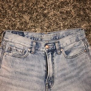 Super cute American eagle mid rise mom jeans
